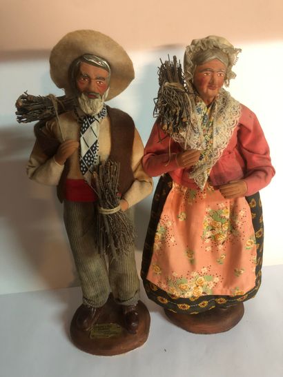 null Paire de santons de Provence en argile figurant un couple portant des fagots,...