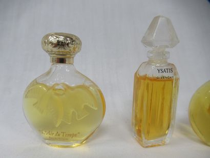 null Lot de 4 miniatures de parfums dont Nina Ricci. 3-5 cm