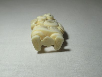 null JAPON nestsuke en ivoire, figurant un marchand. Haut.: 5 cm.