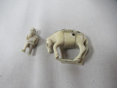 null JAPON Nestuke en ivoire, figurant un cheval et son cavalier. Signé. 3 cm (cassé...