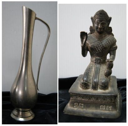  Sculpture de divinité indienne en bronze, Hauteur 20 cm. On y joint une aiguière...