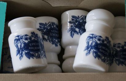 null Fort lot en céramique, composé de trois vases, une paire d'assiette en porcelaine,...