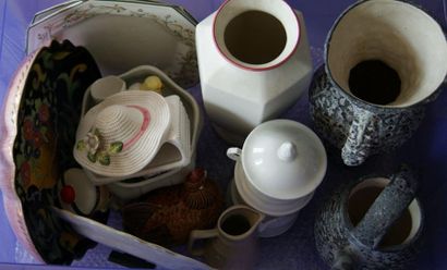 null Fort lot en céramique, composé de trois vases, une paire d'assiette en porcelaine,...