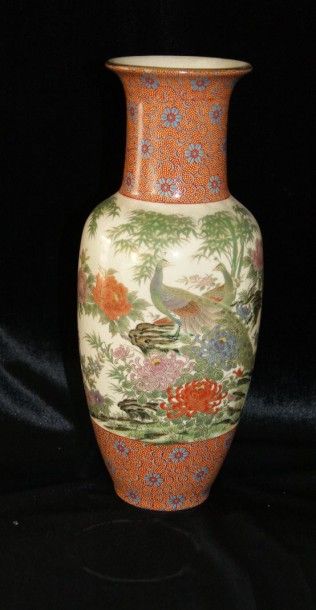 JAPON Vase en porcelaine à décor de paons. Moderne. Porte une marque. Haut.: 32 ...
