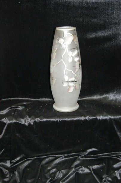 null Vase en verre peint à décor de fleurs (usures) Haut.: 35 cm