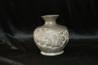 PETIZON Vase boule en étain à décor végétal. SIgné. Haut.: 18 cm