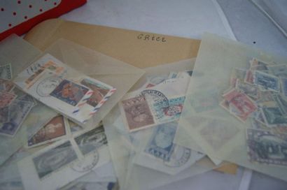 EUROPE Fort lot de timbres, en vrac, oblitérés ou non. Allemagne, Belgique, Grèce,...