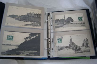 null Ensemble de deux albums de cartes postales sur la Bretagne (environ 200): -...