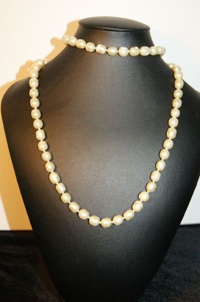 null Sautoir de perles de verre, à l"imitation de perles fines. Long.: 76 cm