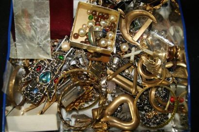 null Fort lot de bijoux fantaisie : broches, boucles de ceinture, perles, pendentifs...