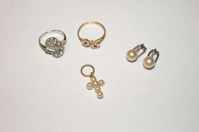 null Lot de bijoux fantaisie, composée d'une paire de clips d'oreilles en argent...
