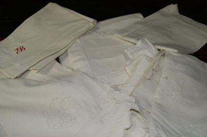 null Fort lot de linge de table : 2 nappes, nombreuses serviettes en coton, lin et...