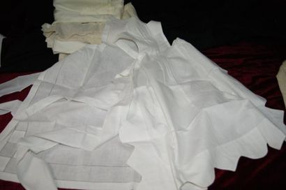 null Lot de lingerie ancienne en coton blanc : 4 culottes et 1 chemise de jour. On...
