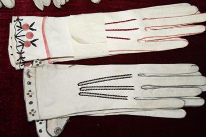 null 7 paires de gants anciens en cuir, certains brodés, dont une paire du Bon m...