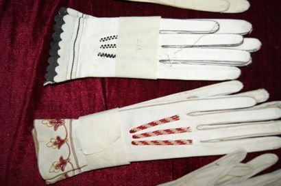 null 7 paires de gants anciens en cuir, certains brodés, dont une paire du Bon m...