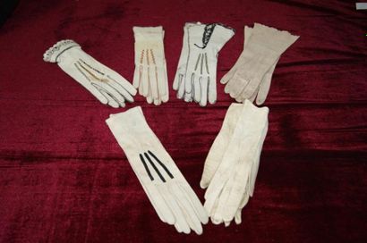 null 6 paires de gants anciens en cuir, certains brodés.