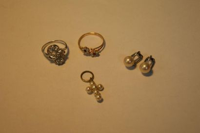 null Lot de bijoux fantaisie, composée d'une paire de clips d'oreilles en argent...