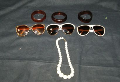 null Lot vintage : 3 paires de lunettes années 70, 3 bracelets et un collier en ...