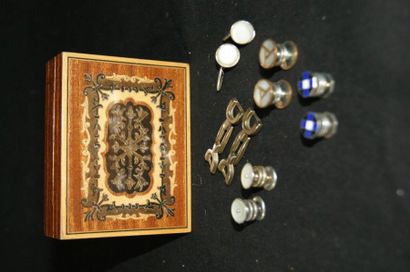 null Petite boîte en bois, à décor d'intarsia, contenant 5 paires de boutons de manchettes...