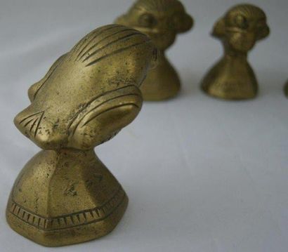 null Birmanie, suite de 5 poids à opium en bronze doré, en forme d'oiseaux. Haut.:...