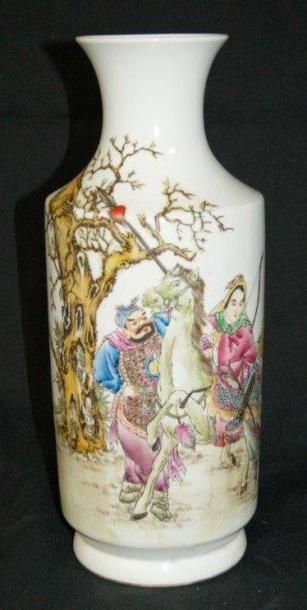 CHINE Vase en porcelaine blanche à décor polychrome d'une scène animée. Porte une...