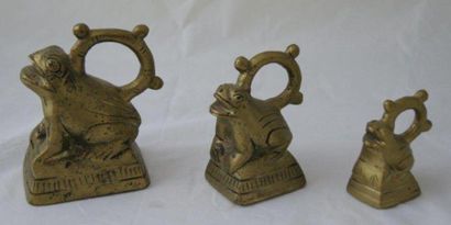 null Birmanie, suite de 3 poids à opium en bronze doré, en forme de grenouilles....