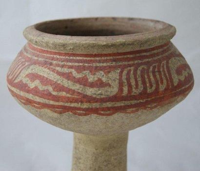 THAÏLANDE Vase en terre cuite sur piédouche, à décor stylisé peint en rouge. 
Dans...