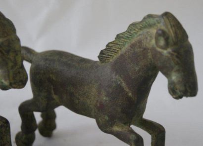 ASIE Paire de chevaux en bronze. Haut.: 10,5 cm Long.: 15,5 cm
