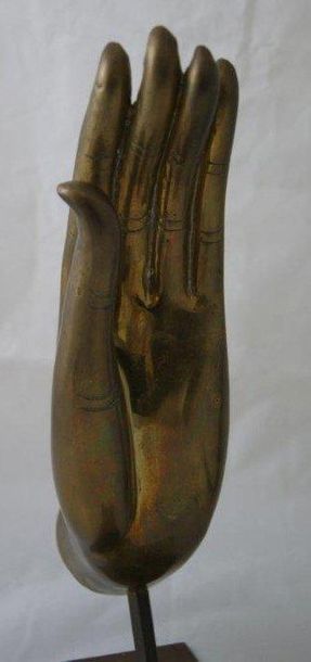 THAÏLANDE Lot en bronze, composé d'une main de bouddha et d'une paire de pélican...