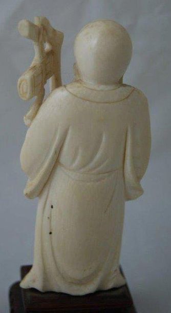 CHINE Sujet en ivoire représentant Shoulao (symbolisant la longévité). Haut.: 10...