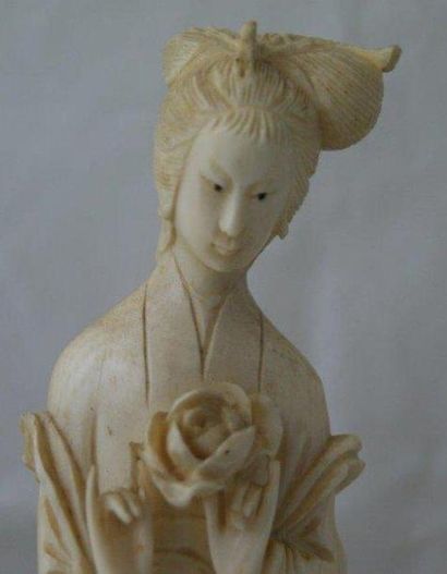 CHINE Ensemble de deux sujets en ivoire, figurant des femmes aux bouquet de fleurs....