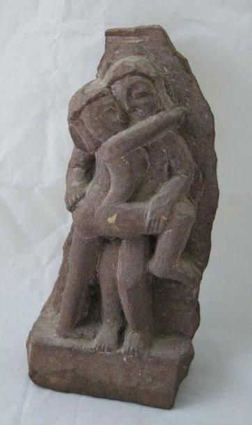 INDE Relief en grès, figurant un couple enlacé. Haut.: 21,5 cm