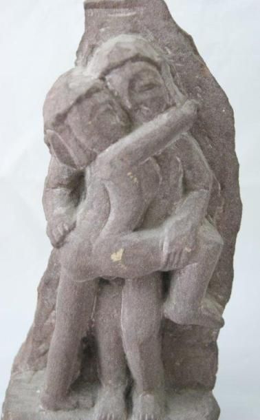 INDE Relief en grès, figurant un couple enlacé. Haut.: 21,5 cm
