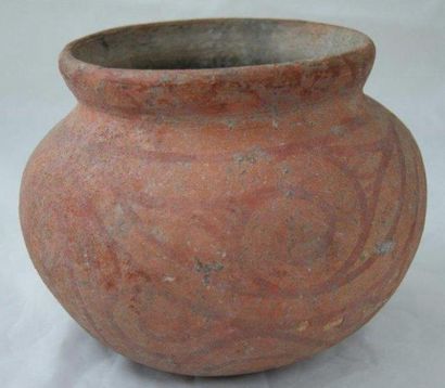 THAÏLANDE Dans le style archéologique, vase en terre cuite à décor peint. Haut.:...