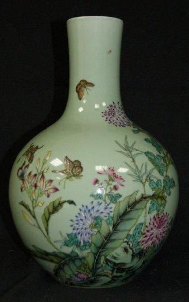 CHINE Vase en porcelaine céladon à décor de fleurs et de papillons d'un côté; de...