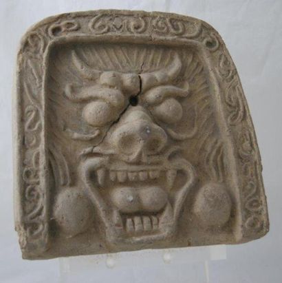 CHINE Bas relief en pierre. Haut.: 20 cm Larg.: 20 cm (fente)
