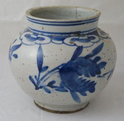 CHINE Pot en porcelaine blanche et bleue à décor de feuillages. Haut.: 15,5 cm (...
