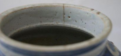 CHINE Pot en porcelaine blanche et bleue à décor de feuillages. Haut.: 15,5 cm (...