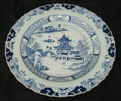 CHINE Plat en porcelaine blanche à décor bleu d'une scène animée. Diam.: 38 cm