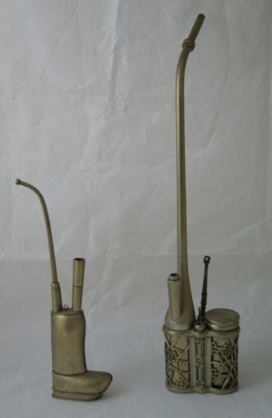 CHINE Ensemble de deux pipes à eau en métal, une en forme de botte, l'autre à décor...