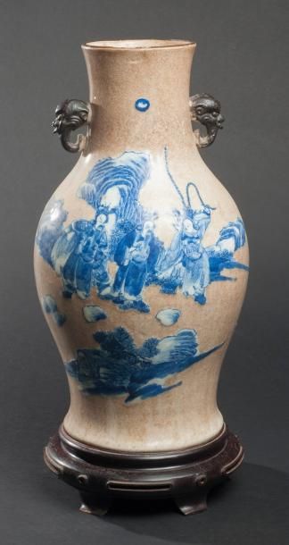 null Vase balustre en porcelaine à décor bleu en léger relief sur fond craquelé beige....