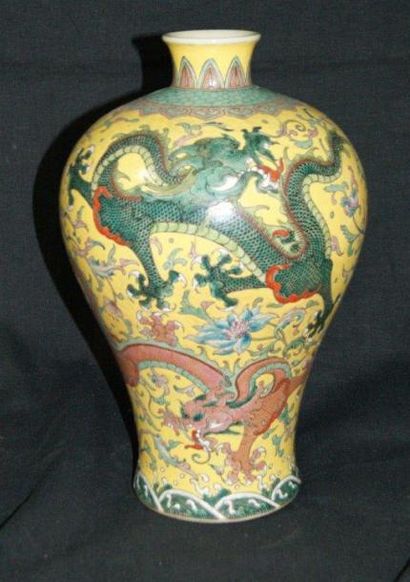CHINE Vase en porcelaine polychrome à décor de dragons sur fond jaune. Porte une...