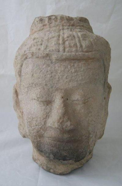THAÏLANDE Dans le style, Lopburi, tête de bouddha en grès. Haut.: 23 cm

