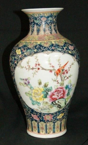 CHINE Vase en porcelaine polychrome, à décor en réserves d'oiseaux branchés. Porte...