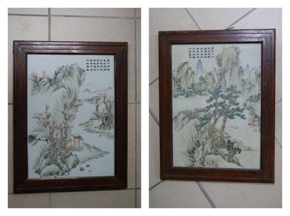 CHINE Paire de plaques en porcelaine à décor polychrome de paysages animés. 40 x...