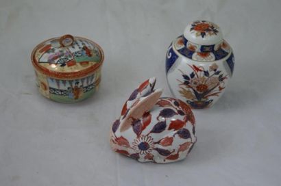 null ASIE, lot en porcelaine composé d'une pot couvert Imari, d'un pot à décor de...