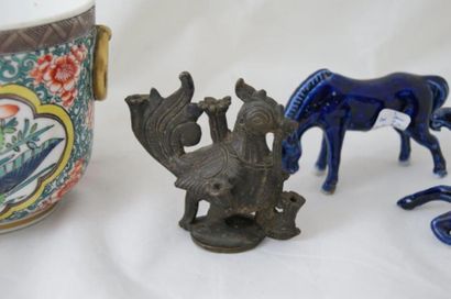 null Lot asiatique, composé d'un petit vase en Satsuma, deux chevaux turquoises,...