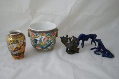 null Lot asiatique, composé d'un petit vase en Satsuma, deux chevaux turquoises,...