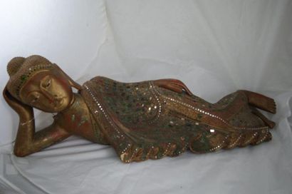 null ASIE. Sculpture en bois et incrustations de verre représentant un boudha allongé...