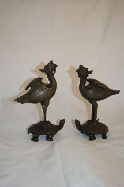 null CHINE Paire de sujets en bronze, figurant des tortues portant des échassiers....